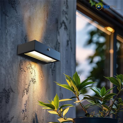 Llum de paret de pati exterior amb potència solar
